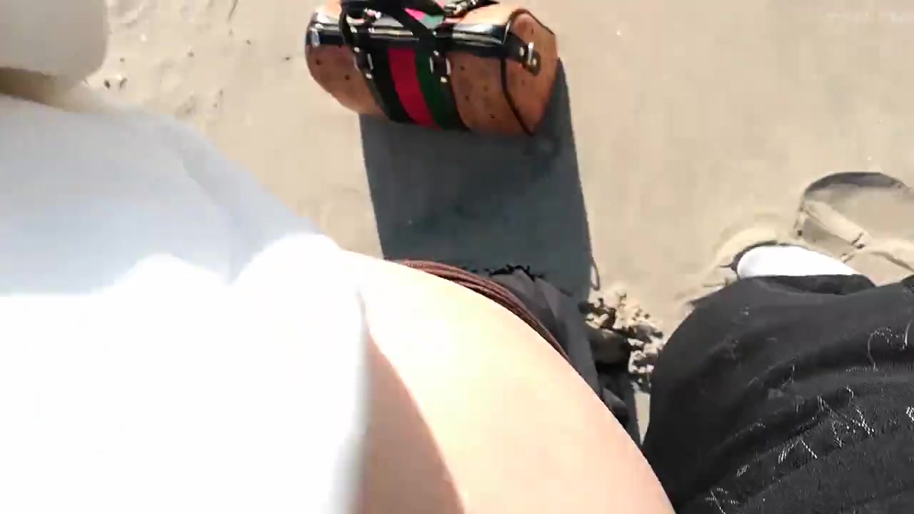 小伙约离异寂寞少妇姐姐，海边沙滩上后入啪啪啪,谢了不少,最后还吃干净不浪费