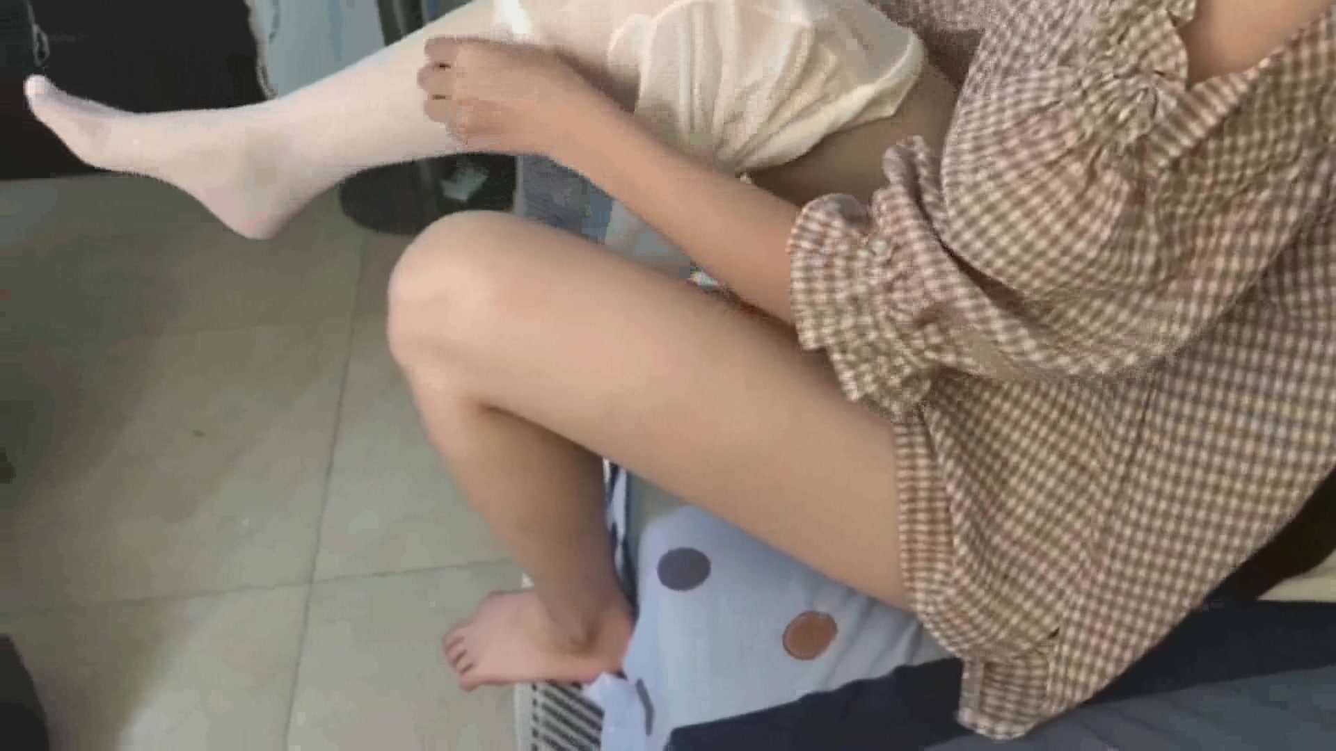 尾行学院派俏妹纸花言巧语宾馆约操干一炮 妹纸娇嫩可爱 性感丝袜诱惑 翘美臀后入插嫩穴