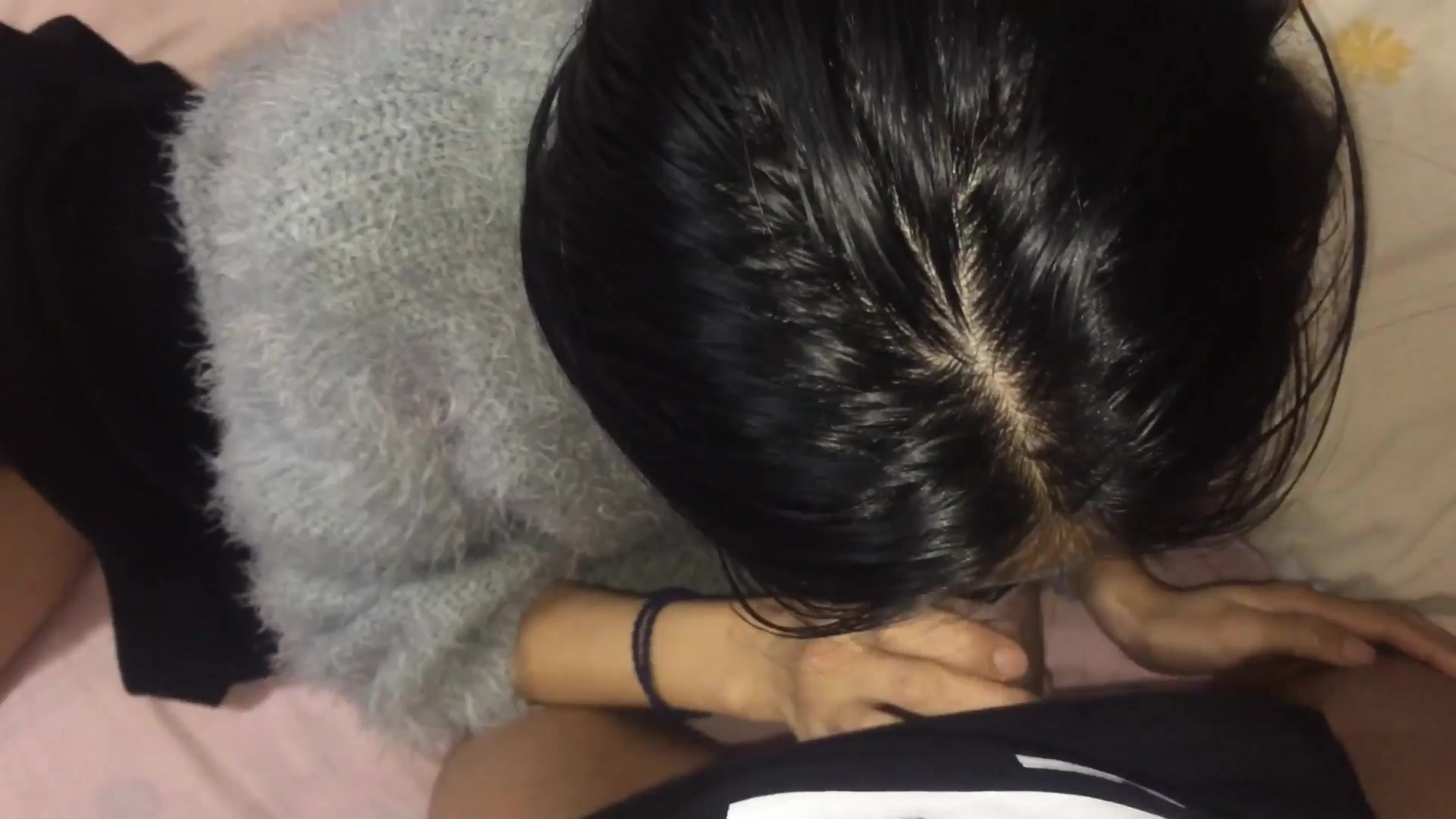 晚上加班吃宵夜灌醉未婚女同事蒙着眼睛把她下面摸出水性奋后主动吃鸡巴做爱