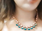 最新NO.1真骚货小美女『校花逃课去操B』和敲错门的屌丝男做爱 口爆吞精 操出白浆 全程淫语 真是骚到没朋友