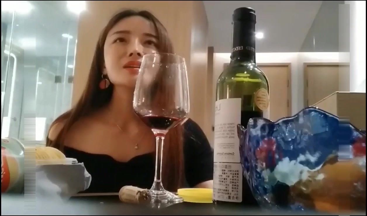 土豪胖哥3000元酒店约啪高素质女神级性感美女,还到酒店看看男的长的怎么样,不好还不愿意干,狂插干3次.国语!