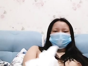 小姐姐总玩刺激的，昂刺鱼大战骚逼，电钻道具把逼捅开，给昂刺鱼带个套来抽插，小姐姐浪叫说被鱼刺扎到了