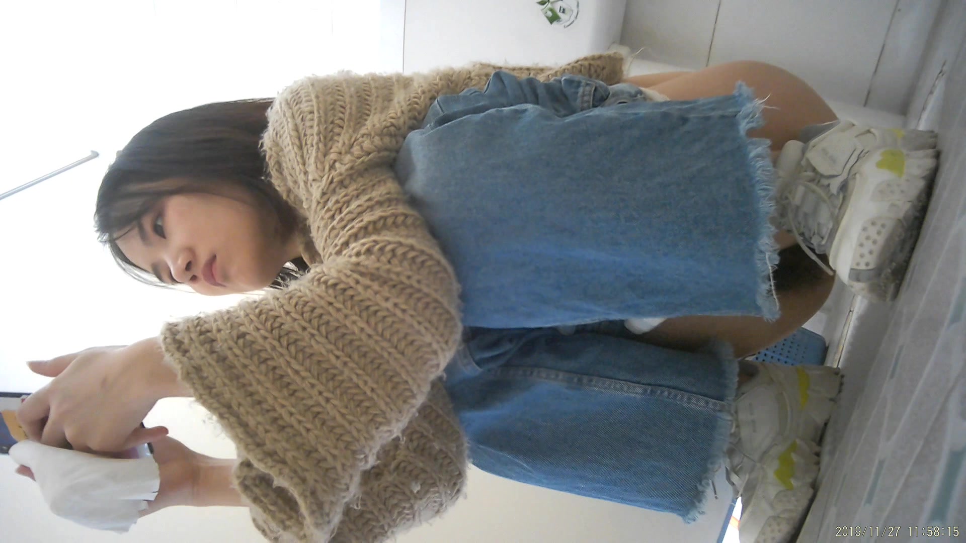 三视角偷拍小姐姐尿尿