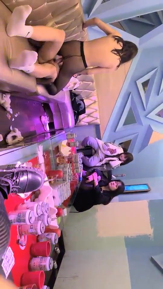 KTV现场直播丝袜少女被鸡巴深喉呕吐爆草深入