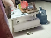 门缝窥战的视频