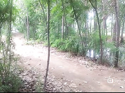 野外坐在电动摩托车上做爱