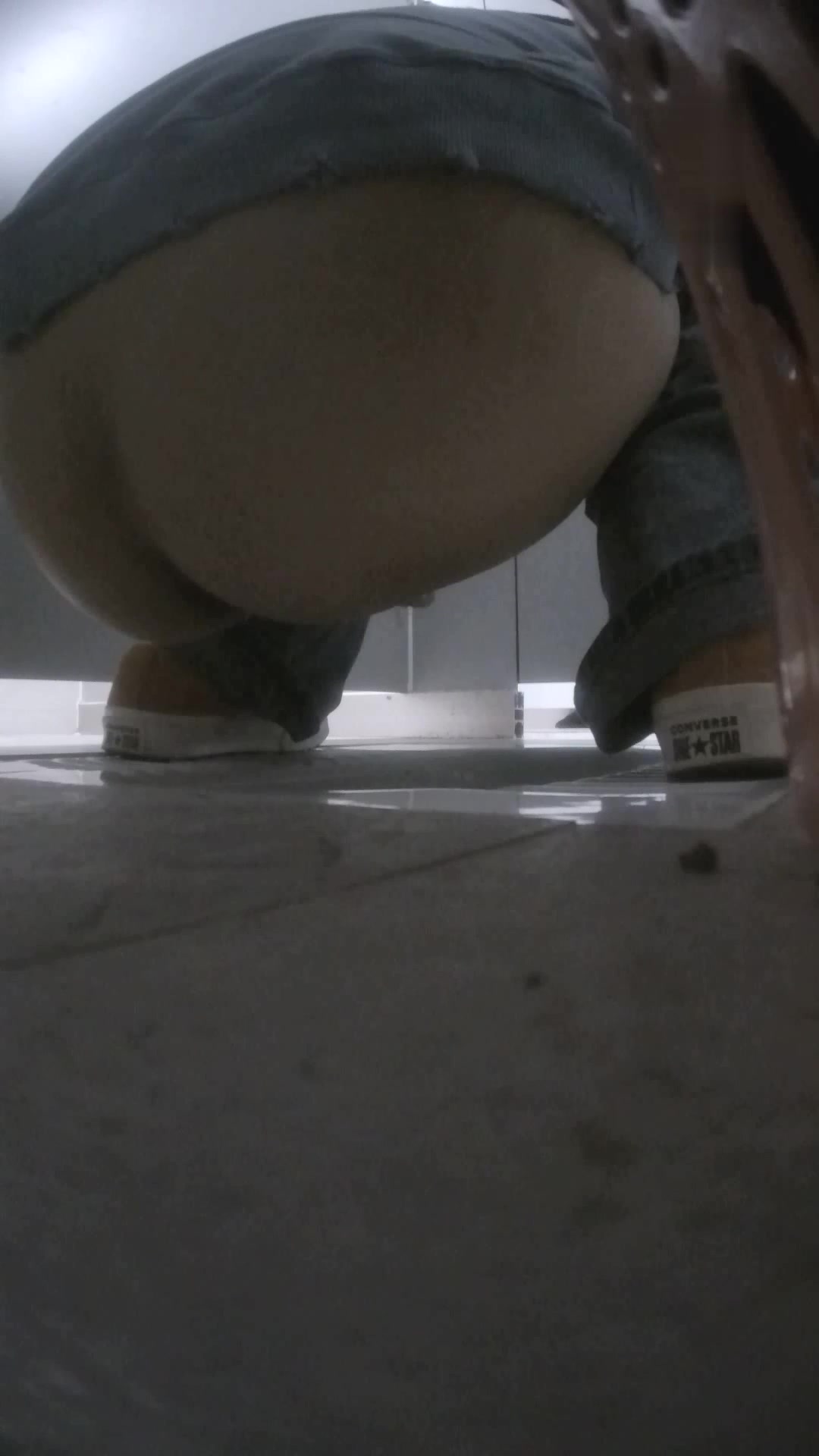 最新流出-某寫字樓公共女廁拍攝到的各式美女少婦如廁 有個大胸金發妹子的蜜桃臀看得很是惹人喜愛 1080P高清原版