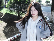 刚放假的表妹在家睡懒觉，被我哄骗商场有一只会跳舞的猫，吵着让我带她去看看，谁知半路让司机改道去酒店，偷偷拿出网购的催情药剂给表妹测试，结果妹妹刚被我射了一次就大喊：我不要