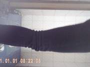 偷拍美女在厕所玩手机