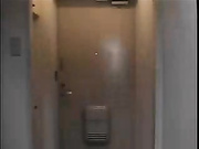 爽~母亲在洗澡被刚回来的儿子给干了