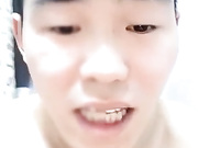 姐弟乱伦秀，狼友问是不是亲生的，弟弟长得太奇芭了，像傻根