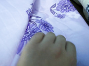 神人混进女生宿舍偷拍午休的三个大学妹 竟然有个为了凉快裸逼睡的